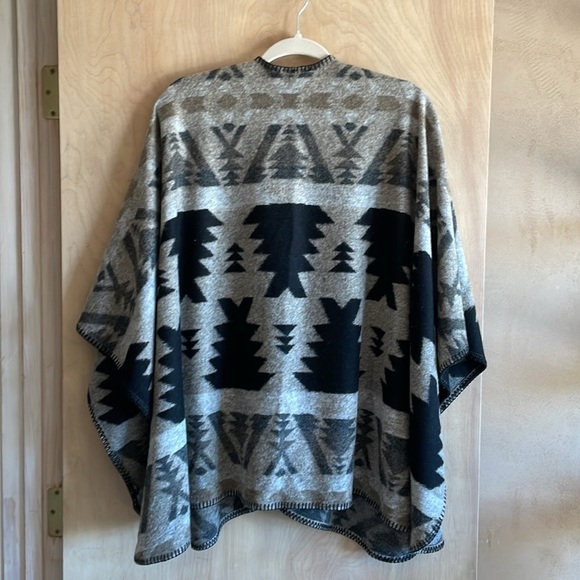 Karen by Karen Kane Wrap Southwestern Pattern Black Gray OS Women’s - Picture 7 of 9